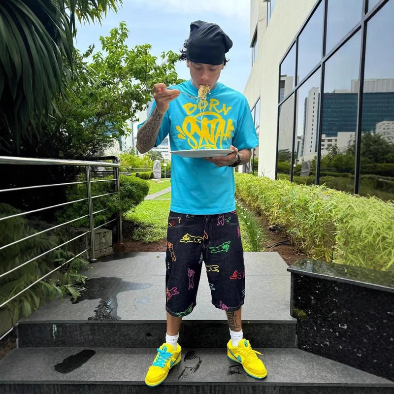 A blue short-sleeved T-shirt with American hip-hop print from a trendy brand