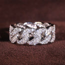 Cao Shiman's eye-catching ring with a women's clasp design