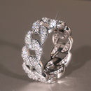 Cao Shiman's eye-catching ring with a women's clasp design